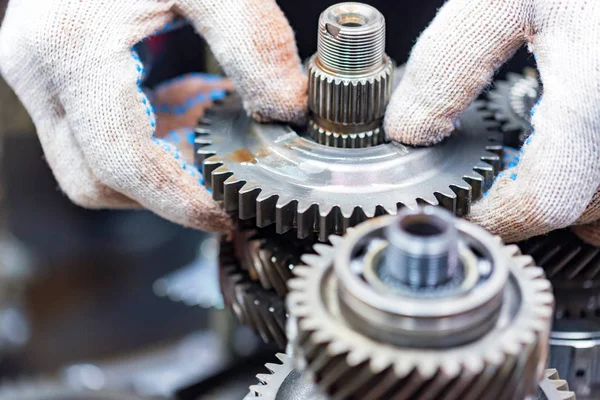 Apertura de la transmisión automática del coche por mecánico —  Fotos de Stock