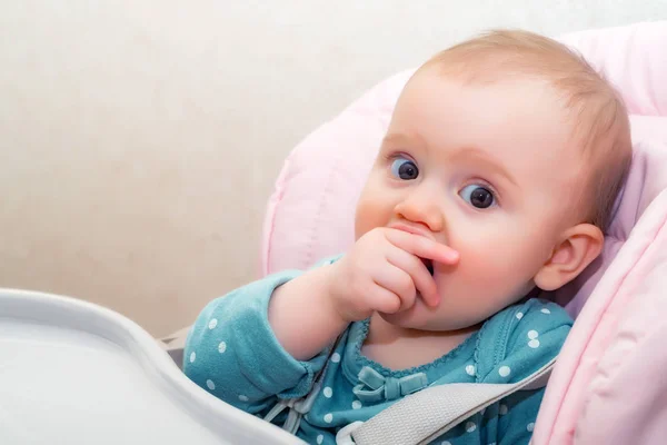 Fütterung niedlichen Baby Mädchen im Kinderwagen mit Löffel — Stockfoto