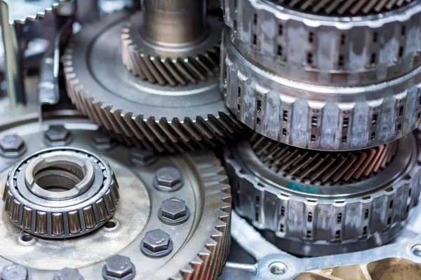 Engranajes helicoidales de primer plano en la transmisión automática del coche —  Fotos de Stock