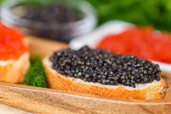 Sandwiches con esturión negro y caviar de salmón rojo de cerca — Foto de Stock
