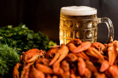 Ahşap arka plan üzerinde bira ile haşlanmış kerevit