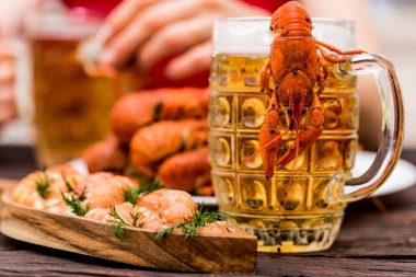 Ahşap arka plan üzerinde bira ile haşlanmış kerevit