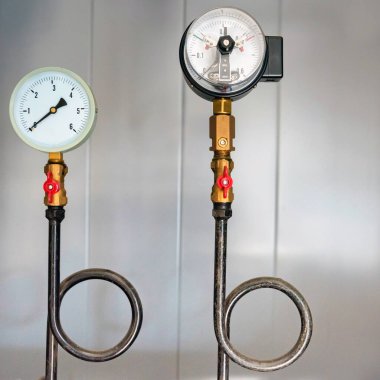 Pressure gauge with the Perkins tube. Square