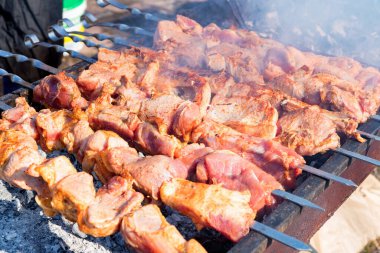 Pişirme barbekü yemek yakın şiş üzerinde shashlyk adlı
