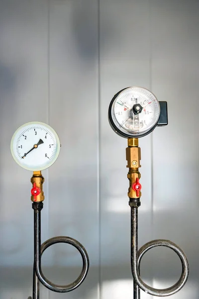 Pressure gauge with the Perkins tube. Vertical