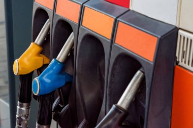 Benzin istasyonuna benzin dolduruyorum.