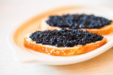 Siyah mersin balıklı sandviç ya da beluga havyarlı sandviç.