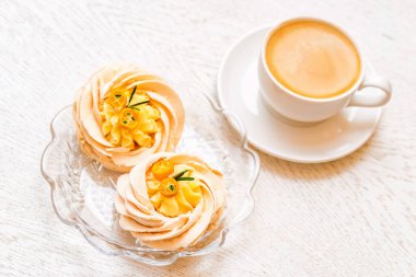 Kumkat ve kahveyle süslenmiş kremalı pasta.