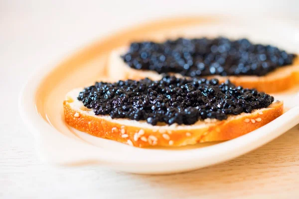 Sanduíches com esturjão preto ou caviar beluga de perto — Fotografia de Stock