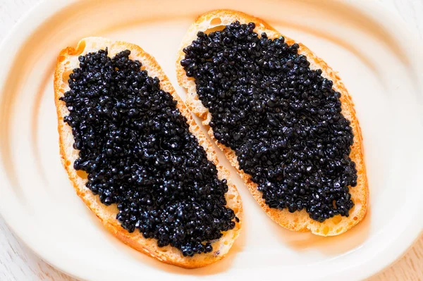 Sandwiches à l'esturgeon noir ou au caviar de béluga en gros plan — Photo