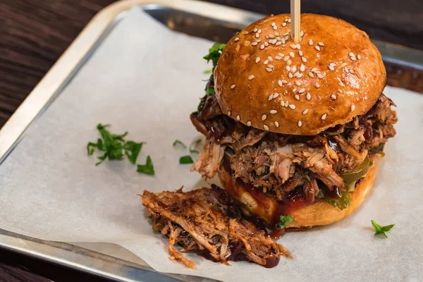 Cerrar sabrosa hamburguesa con carne picada servida en bandeja — Foto de Stock