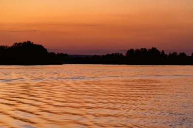 Yazın nehirde gün doğumu manzarası