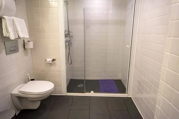 Μπάνιο σε μοντέρνο ξενοδοχείο με λευκό πλακάκι — Φωτογραφία Αρχείου