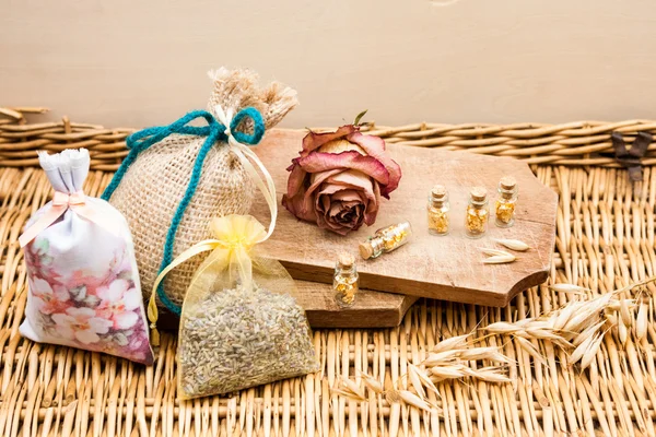 Composición de naturaleza muerta con lavanda, rosa seca, caja de madera y vasos pequeños con papel dorado en el interior —  Fotos de Stock