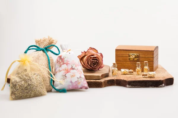 Натюрморт с лавандой, сушеной розой, деревянной коробкой и маленькими стаканами с золотой бумагой внутри — стоковое фото