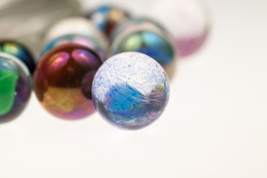 Cam topları ile soyut kompozisyon