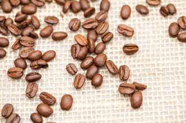Çuval bezi doku ile kahve çekirdekleri