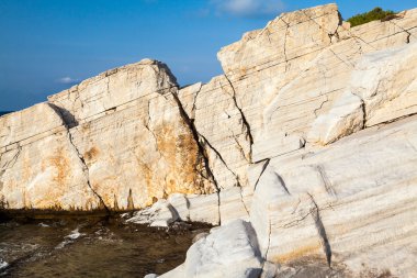 Yunanistan 'ın Thassos adasındaki Aliki adasında Ege kıyısı ve mermer kayalar
