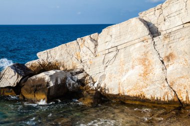 Yunanistan 'ın Thassos adasındaki Aliki adasında Ege kıyısı ve mermer kayalar