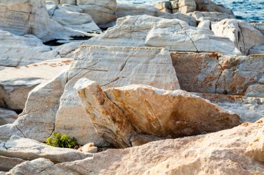 Yunanistan 'ın Thassos adasındaki Aliki adasında Ege kıyısı ve mermer kayalar