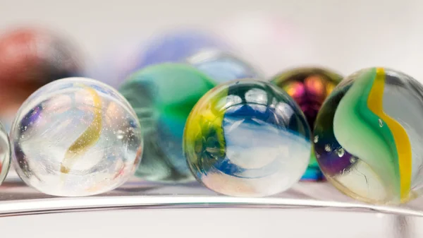 Composition abstraite avec boules de verre — Photo