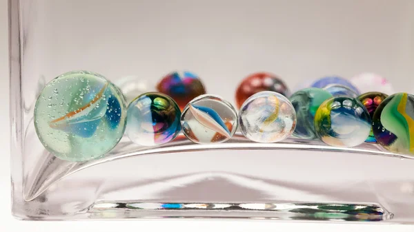 Composition abstraite avec boules de verre — Photo