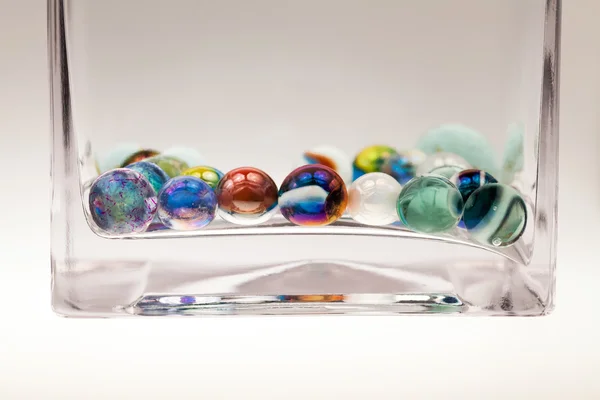 Composition abstraite avec boules de verre — Photo