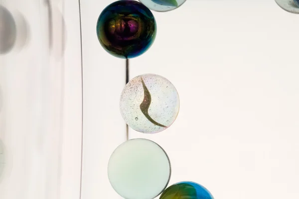 Composition abstraite avec boules de verre — Photo