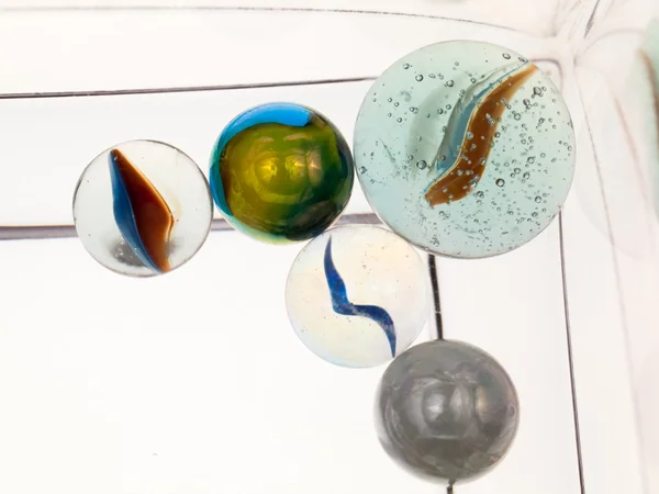 Composition abstraite avec boules de verre — Photo