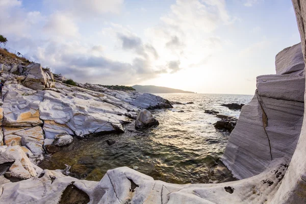 Wybrzeże Morza Egejskiego i marmurowe skały w Aliki, wyspa Thassos, Grecja — Zdjęcie stockowe
