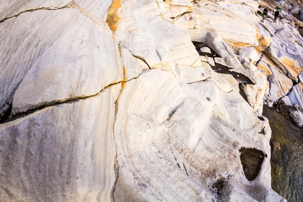 Aegean seashore and marble rocks in Aliki, Thassos island, Greece — Stock Photo, Image