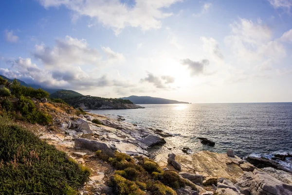 Yunanistan 'ın Thassos adasındaki Aliki adasında Ege kıyısı ve mermer kayalar — Stok fotoğraf