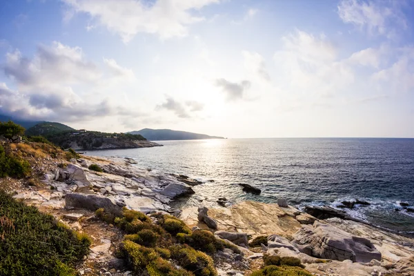 Egeïsche Zee en marmeren rotsen in Aliki, Thassos eiland, Griekenland — Stockfoto