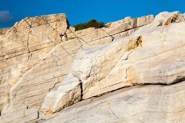 Wybrzeże Morza Egejskiego i marmurowe skały w Aliki, wyspa Thassos, Grecja — Zdjęcie stockowe