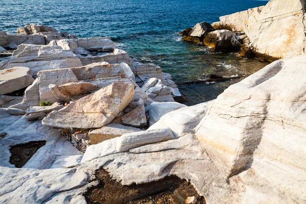 Aegean seashore and marble rocks in Aliki, Thassos island, Greece — Stock Photo, Image
