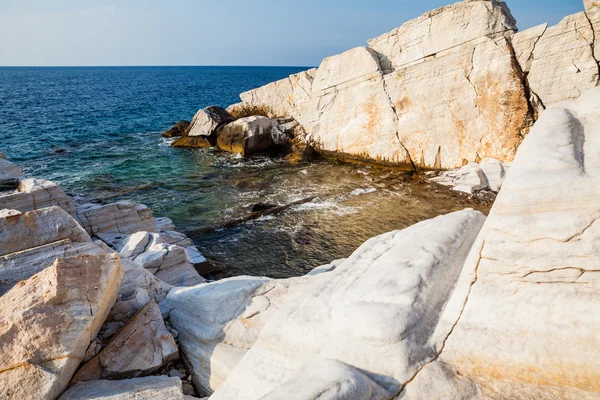 Mar Egeo y rocas de mármol en Aliki, isla de Tasos, Grecia — Foto de Stock