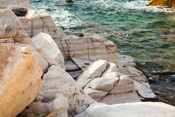 Mar Egeo y rocas de mármol en Aliki, isla de Tasos, Grecia —  Fotos de Stock