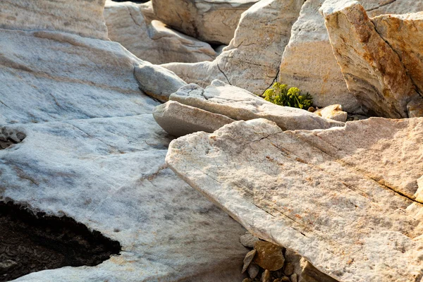 Aegean seashore and marble rocks in Aliki, Thassos island, Greece — Stock Photo, Image