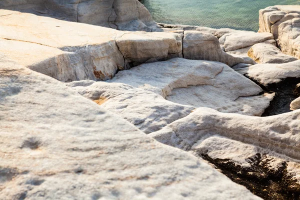 Эгейские прибрежные и мраморные породы в Алики, остров Тассос, Греция — стоковое фото
