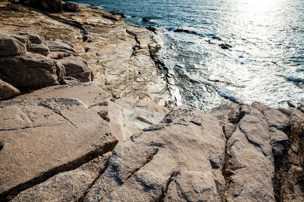 Egeïsche Zee en marmeren rotsen in Aliki, Thassos eiland, Griekenland — Stockfoto