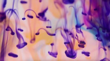 Cam vazo içinde mürekkep şekillerini 