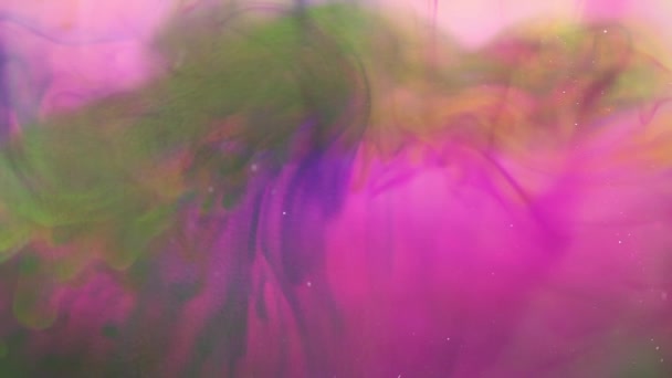 Formes d'encre dans un vase en verre  