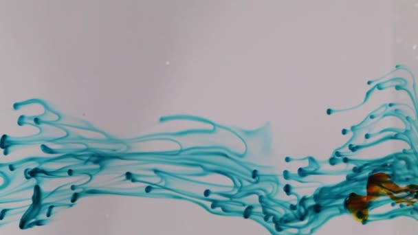 Formes d'encre dans un vase en verre  