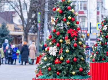 Yeni yıl ağacı üzerinde bir şehir sokak.
