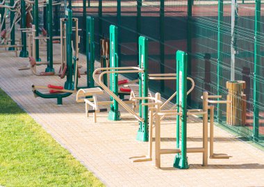 Evin bahçesindeki sokakta spor simülatörleri..