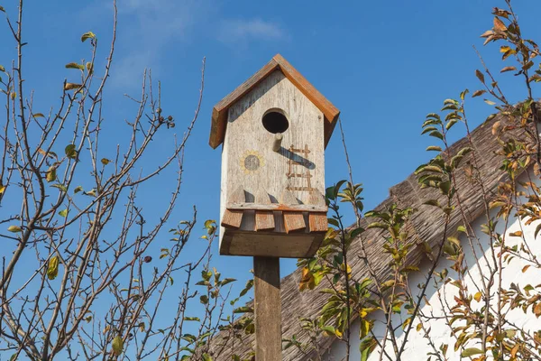 Casa de pájaros de madera contra el cielo . —  Fotos de Stock