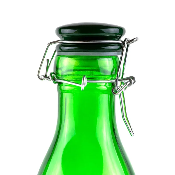Зелёная стеклянная бутылка на белом фоне . — стоковое фото