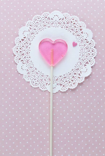 Kalp şeklinde pembe lolipop. Sevgililer Günü.