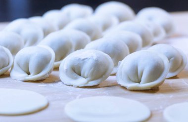 Hamur tatlısı yapma süreci. Hamur köfteleri - Ahşap bir arka planda Rusça. 