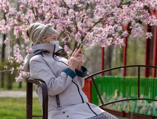Karantina: Olgun bir kadının yüzünü tıbbi bir maskeyle koronavirüsü, koi-19 veya başka bir virüs türünü önlemek için örterek örtün..